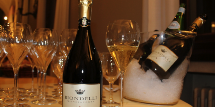 Franciacorta Biondelli: stappate a Brescia le prime bottiglie