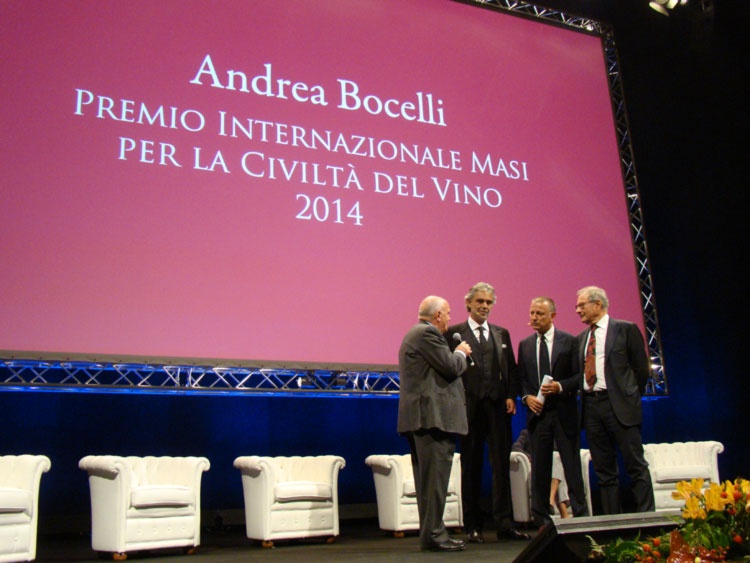 Andrea Bocelli premiato sul palco del Teatro Filarmonico di Verona