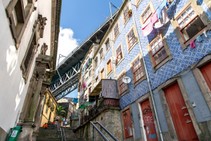 Porto-quartiere-Ribeira-credit-by-Giovanni-G-_-Shutterstock.com-