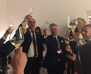 Brindisi con Helmut Kocher durante la conferenza stampa di Wine&Siena