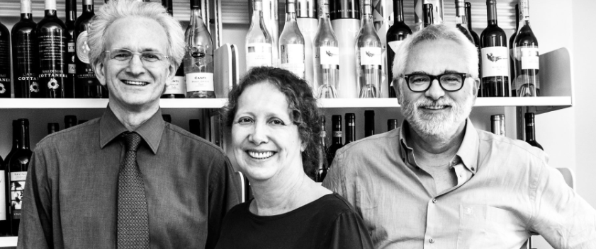 Da destra, Giacomo Bersanetti con Chiara Veronelli e Francesco Voltolina, fondatori di SGA Wine Design