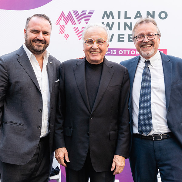 Da sinistra, Federico Gordini (ideatore della MWW) con il produttore Angelo Gaja e il giornalista Luciano Ferraro