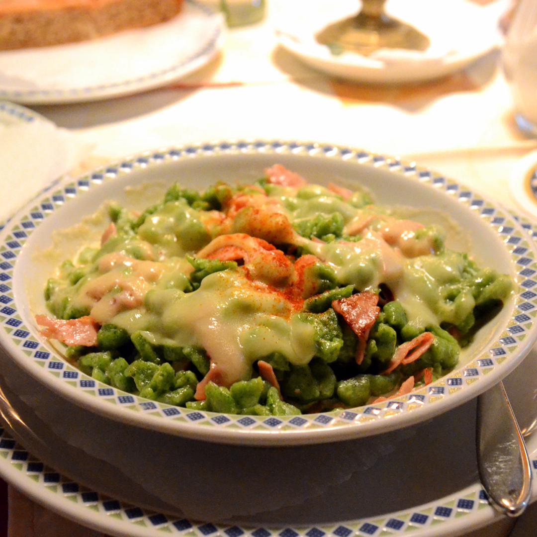 Spätzle verdi con prosciutto cotto e panna © Takeaway - Wikipedia - Vini e cucina dell'Alto Adige