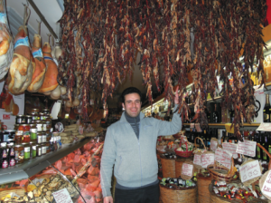 Alfio Raciti, uno dei tre fratelli alla guida del A' Putia de' Perivancu. La bottega vende anche il famoso cavolo rosso, detto bastardo