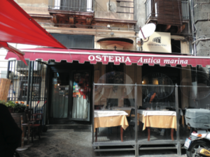 A Catania, per togliersi lo sfizio di un pranzo a base di pesce freschissimo, si può andare all'Osteria Antica Marina, proprio nella zona del mercato ittico