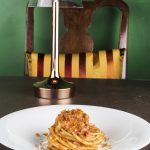 Spaghettoni con pesto di erbe, pomodori secchi, mondorle e bottarga (BistRo Aimo e Nadia)