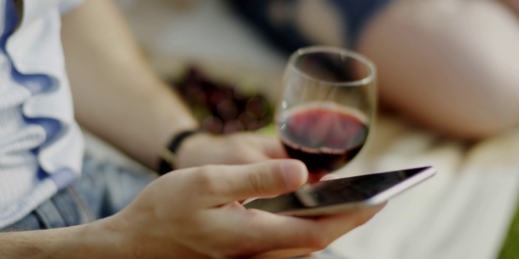 Perché si beve sempre meno vino? Analisi di un decennio perduto
