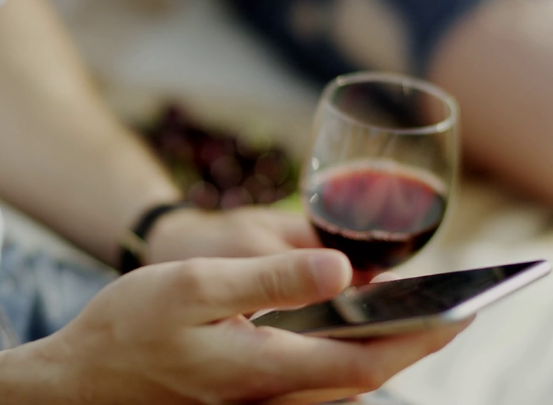 Perché si beve sempre meno vino? Analisi di un decennio perduto