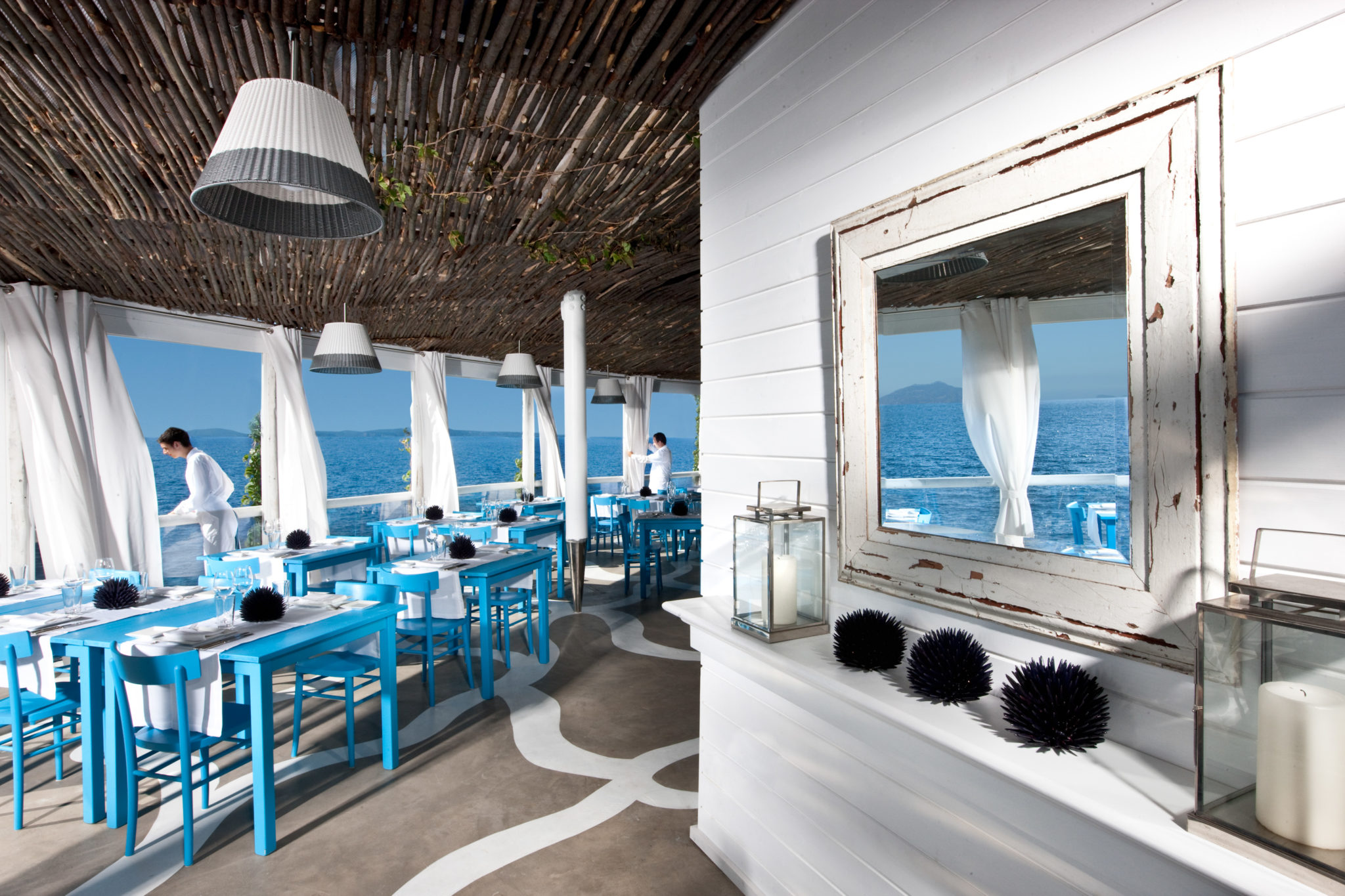 Кафе клева. Бич клаб капри. Рестораны остров капри. Кафе в морском стиле. Ресторан с морской тематикой.