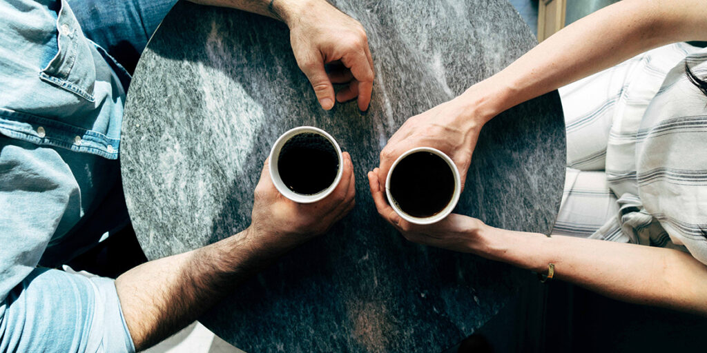 Il caffè, da rito “bevi e fuggi” ad alternativa allo spritz