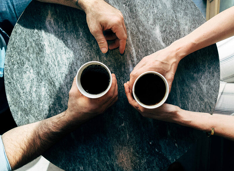 Il caffè, da rito “bevi e fuggi” ad alternativa allo spritz
