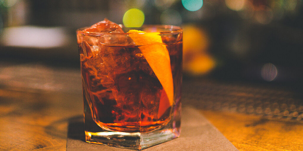 Dai “tamarri” del Negroni al fascino decadente del Vermouth: l’aperitivo italiano nel mondo