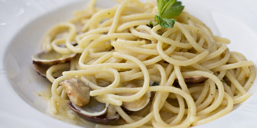10 vini per accompagnare i piatti simbolo dell’estate