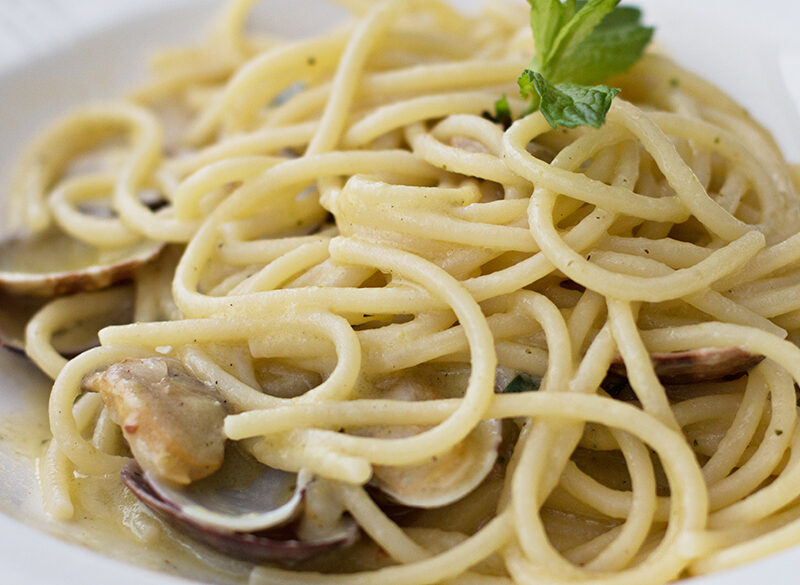 10 vini per accompagnare i piatti simbolo dell’estate
