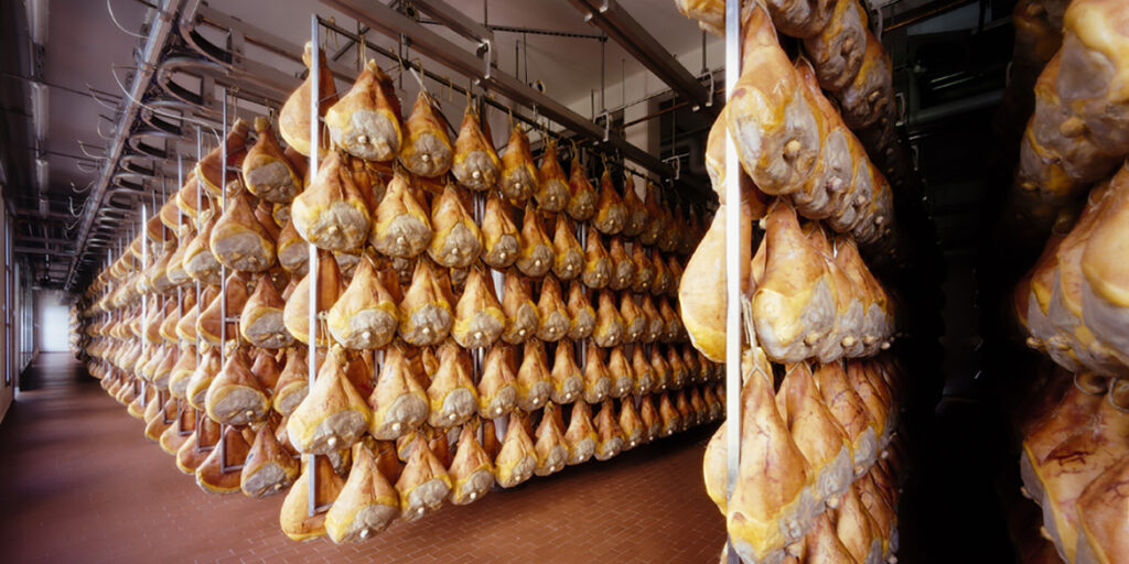 Salumi d’Italia: al Nord il  prosciutto crudo non è solo  Parma e San Daniele