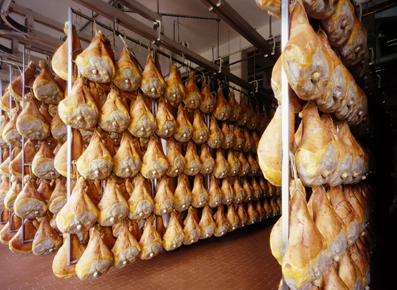 Salumi d’Italia: al Nord il  prosciutto crudo non è solo  Parma e San Daniele