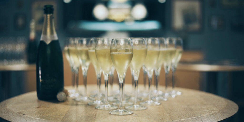 La rimonta dello Champagne: +32% in volume nel 2021. E oggi si beve anche senza ricorrenze da festeggiare