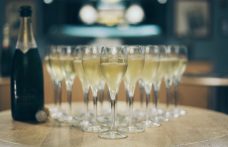 La rimonta dello Champagne: +32% in volume nel 2021. E oggi si beve anche senza ricorrenze da festeggiare