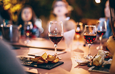 Un bicchiere di vino a cena tiene lontano il diabete. Parola dell’Obesity Research Center