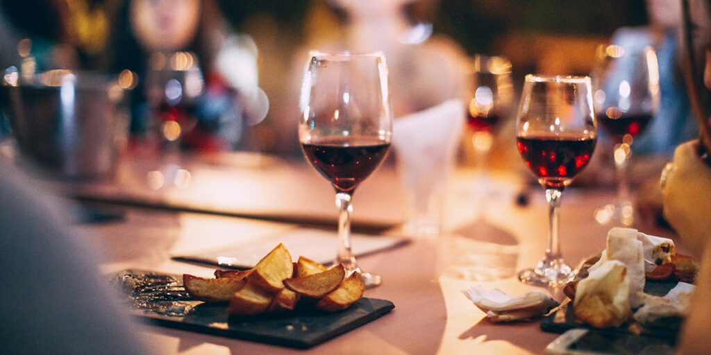 Un bicchiere di vino a cena tiene lontano il diabete. Parola dell’Obesity Research Center