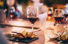 Un bicchiere di vino a cena tiene lontano il diabete. Parola dell’Obesity Research Center