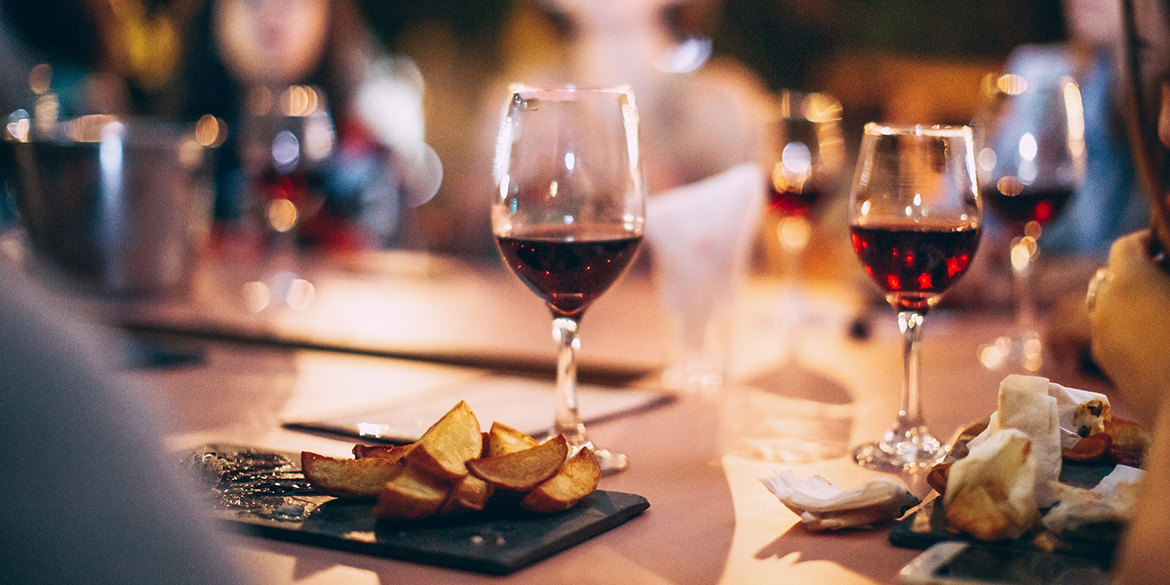 Un bicchiere di vino a cena tiene lontano il diabete. Parola dell’Obesity Research Center