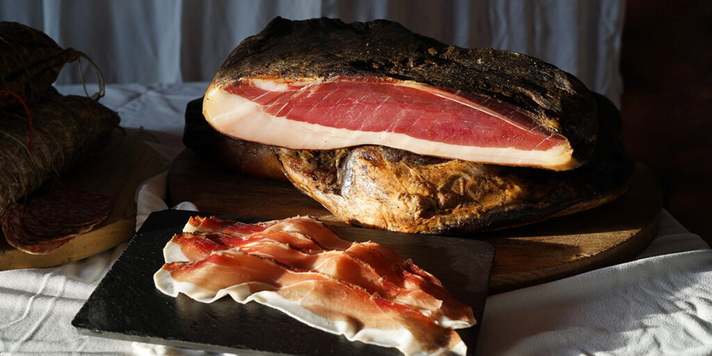 Salumi d’Italia: per un buono speck servono almeno 10 mesi di affumicatura