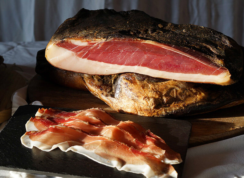 Salumi d’Italia: per un buono speck servono almeno 10 mesi di affumicatura