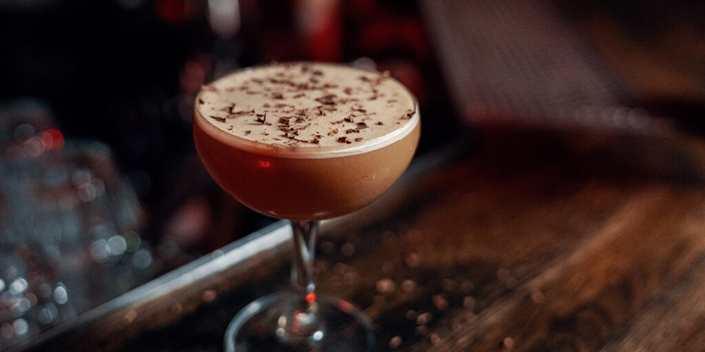 Caffè e distillato: la strana coppia della mixology, tra storia e nuovi drink