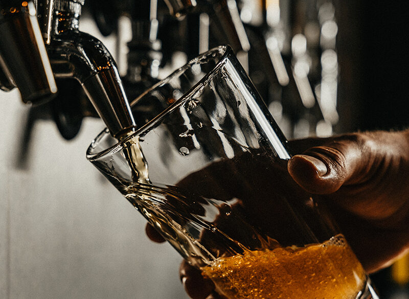 Birra italiana, il bicchiere è mezzo pieno. I dati del Report Assobirra 2021