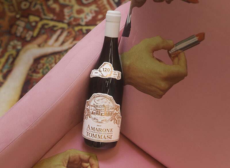 Tommasi brinda ai 120 anni con l’Amarone Classico nato dalla partnership con Seletti