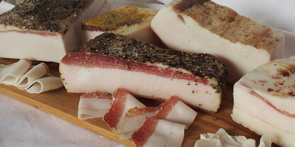 Salumi d’Italia: il lardo, stuzzichino goloso e condimento saporito