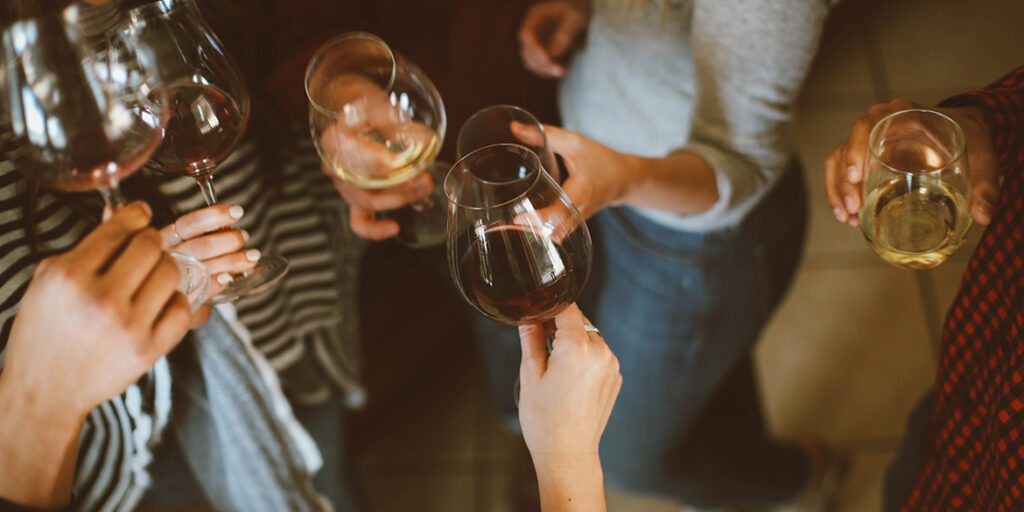 Vino: cosa succede nel 2023? Lo decidono i giovani consumatori