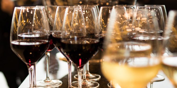 Nel 2026 si berrà sempre più vino nel mondo. Si aprono nuove prospettive per la distribuzione italiana