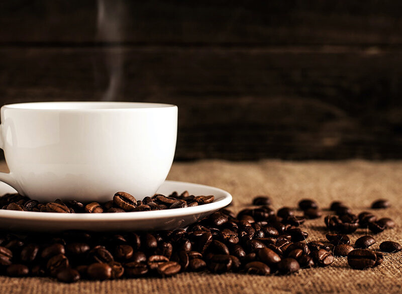Caffè e tazzina bianca di ceramica, coppia inossidabile