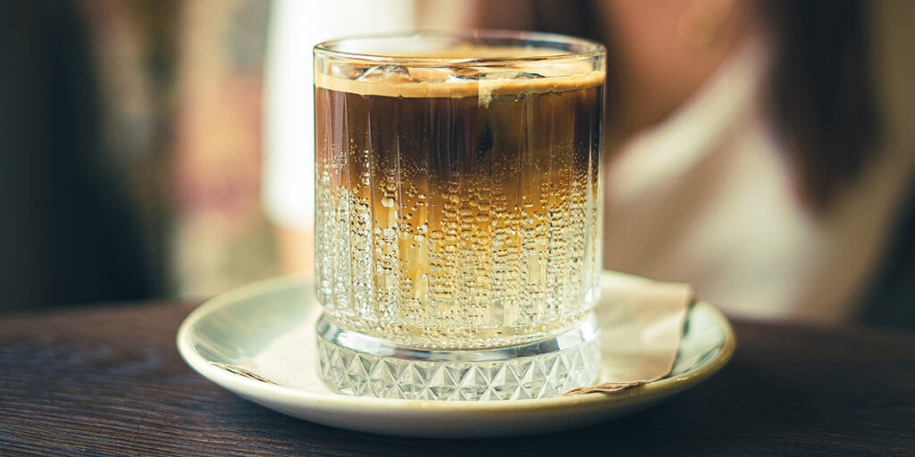 A qualcuno piace freddo. Quando il caffè si trasforma in una dissetante bevanda estiva