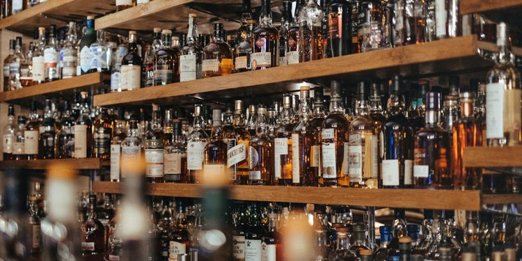 Regno Unito, i dazi sugli alcolici frenano il mercato e accendono le polemiche