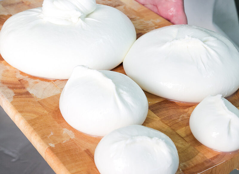 Formaggi d’Italia: burrata di Andria, fiore all’occhiello della produzione pugliese