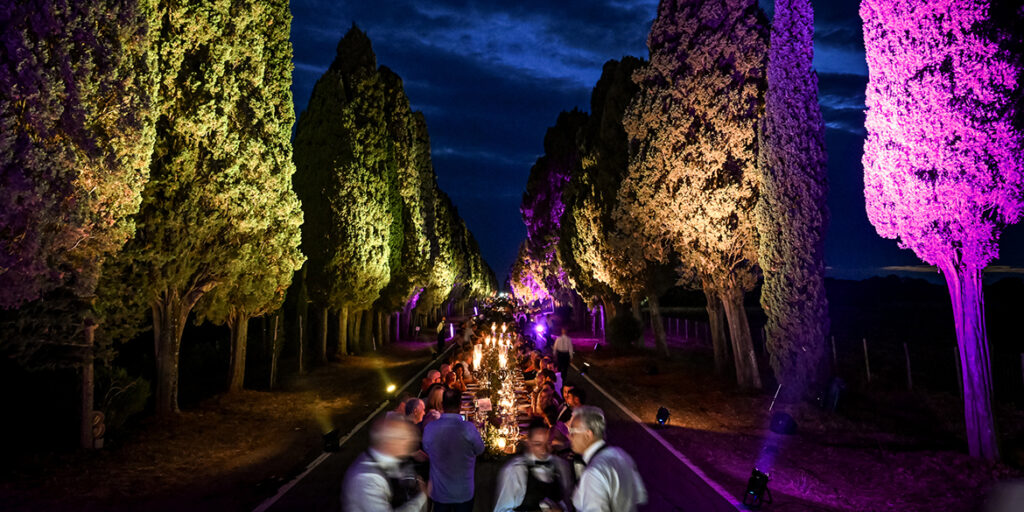 La cena “dei cipressi” (1 km di tavolata) per celebrare i 30 anni della Doc Bolgheri