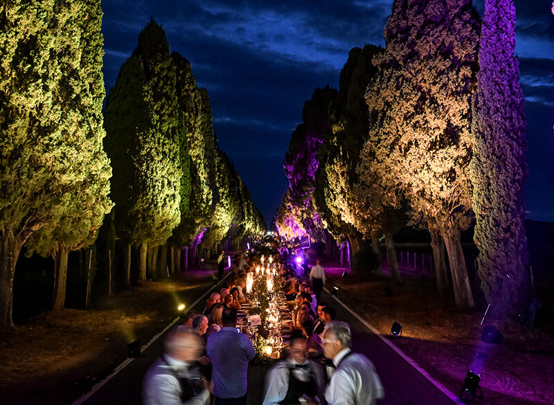 La cena “dei cipressi” (1 km di tavolata) per celebrare i 30 anni della Doc Bolgheri