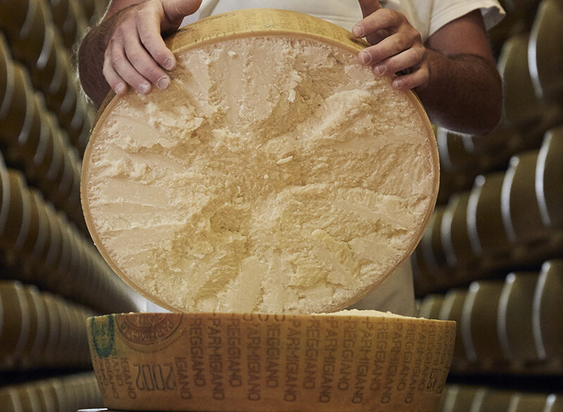 Formaggi d’Italia: le versioni di nicchia del Parmigiano Reggiano
