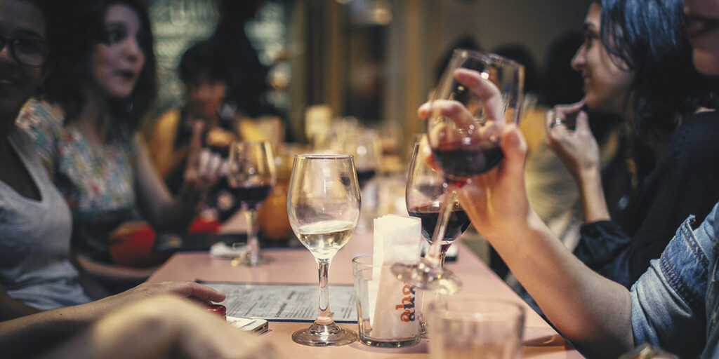 Il vino secondo i giovani: in enoteca c’è un mondo fatto di plurali