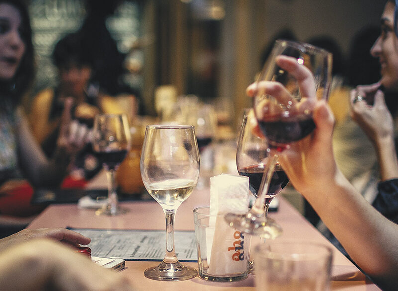 Il vino secondo i giovani: in enoteca c’è un mondo fatto di plurali