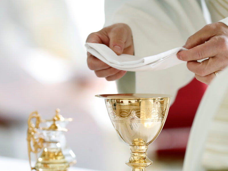 Quando il vino da messa da rosso è diventato bianco